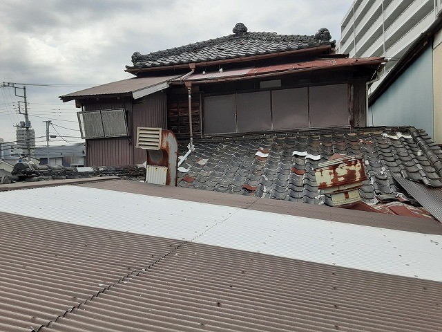 屋根が入り組んだ建物